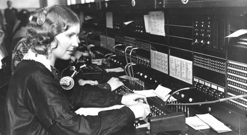 Telefonistka podczas pracy w centrali telefonicznej