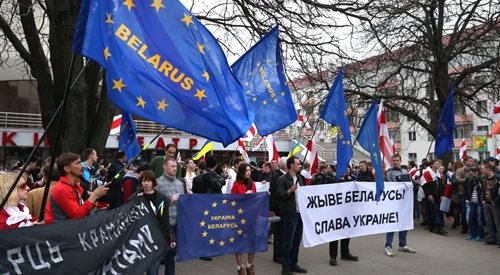 Demonstracja opozycji i niezależnych środowisk w Mińsku w 2014 roku. Widoczne są prounijne hasła, wyrazy solidarności z Ukrainą, napadniętą przez Rosję