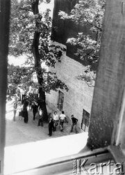 Podpis w dokumentacji Ministerstwa Spraw Wewnętrznych: Demonstranci obrzucają kamieniami budynek Komendy Wojewódzkiej Milicji Obywatelskiej. Radom, 25 czerwca 1976 
