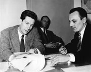 Rozmowy międzywydziałowe. Zastępca doradcy ds. politycznych RWE Paul Henze rozmawia z dyrektorem Rozgłośni Rumuńskiej Noel Bernard (1957 r.)