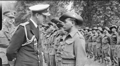 Louis Mountbatten wizytuje żołnierzy w Malezji fot. Wikimedia Commonsdp.