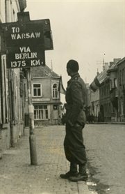 Październik 1944, Niemcy. Polski oficer na ulicy w niemieckim mieście obok drogowskazu: 