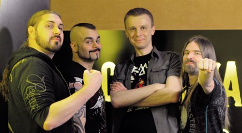 Muzycy grupy Sabaton wraz z Bartkiem Koziczyńskim