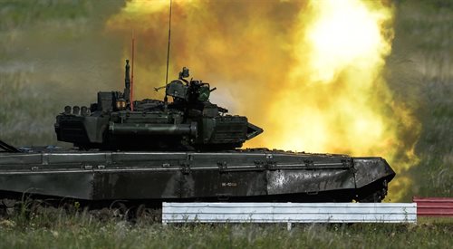 Rosyjscy żołnierze przy czołgu T-72B3 podczas ćwiczeń w obwodzie czelabińskim