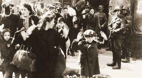 Pojmani przez SS Żydzi w trakcie powstania w getcie warszawskim w 1943 roku (zdjęcie z raportu Jrgena Stroopa z maja 1943 roku)