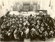 Orkiestra Symfoniczna Polskiego Radia przed pierwszym wyjazdem zagranicznym do Paryża z okazji Światowej Wystawy Sztuki i Techniki, dyryguje Grzegorz Fitelberg, 1937 r.