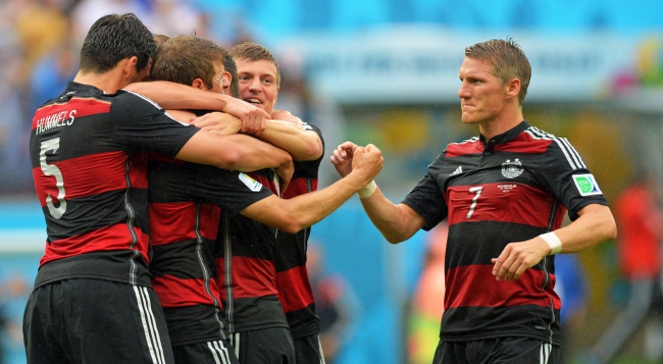 Niemcy cieszą się po strzelonej bramce w meczu z USA