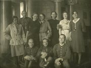Grupa osób w gmachu Sztabu Armii Polskiej - kobiety w sukienkach i waciakach oraz czterej żołnierze. Buzułuk, okręg Czkałowsk, ZSRR, 11.11.1941
