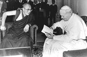 Papież spotkał się z Dalajlamą. Na zdjęciu Jan Paweł II przegląda książkę zatytułowaną 