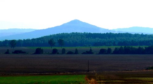 Klasyczny stożek wulkaniczny - góra Ostrzyca (501 m n.p.m.) nazywana jest śląską Fudżijamą