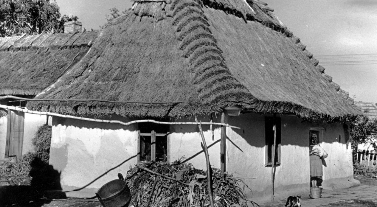 Typowa podolska chata w latach 40. XX wieku. Podobne zabudowania były w Hucie Pieniackiej, która została zniszczona przez połączone siły SS Galizien i