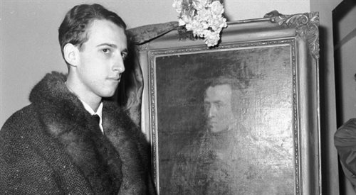Zwycięzca VI Międzynarodowego Konkursu Chopinowskiego w 1960 r. włoski pianista Maurizio Pollini stoi przy portrecie Chopina, w jego rodzinnym domu w Żelazowej Woli.