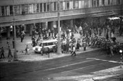 Manifestacja na skrzyżowaniu ulic Świerczewskiego (obecnie al. Solidarności) i Marchlewskiego (obecnie Jana Pawła II) przeciw delegalizacji Solidarności w drugą rocznicę rejestracji NSZZ 