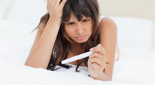 Informacja o ciąży budzi w wielu młodych Polkach strach i smutek, zamiast radości. Psycholog radzi jednak, by decyzji o dziecku nie odwlekać