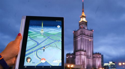Gra Pokemon Go na ekranie tabletu. 14 lipca 2016 r., Warszawa