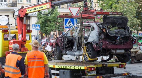 Samochód, którym jechał Paweł Szeremet, wywożony z miejsca wybuchu