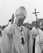 Jan Paweł II pozdrawia wiernych przed Grobem Nieznanego Żołnierza w Warszawie. Czerwiec 1979