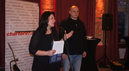Redaktor naczelna portalu Karta97 Natalia Radzina i Wadzim Kabanczuk, walczący na Ukrainie Białorusin