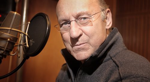 Piotr Fronczewski w radiowym studiu