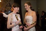Aktorki nagrodzone Oscarami 2013: Anne Hathaway (L) za rolę drugoplanową i Jennifer Lawrence (P) za pierwszoplanową 