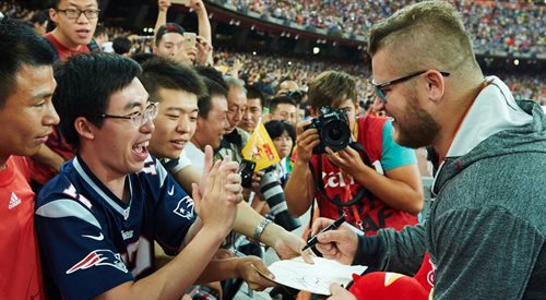Paweł Fajdek rozdaje autografy na stadionie w Pekinie
