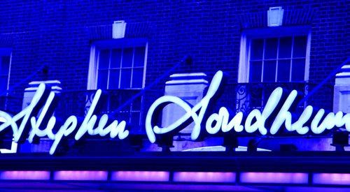 Neon nad teatrem imienia bohatera audycji - Stephena Sondheima
