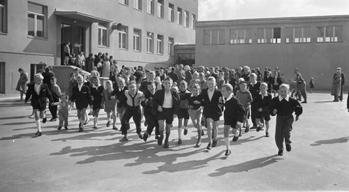 Gromada dzieci na dziedzińcu pierwszej tysiąclatki - 1 września 1959 roku w Czeladzi