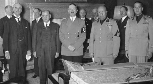 Sygnatariusze układu monachijskiego. Od lewej: premier Wielkiej Brytanii Neville Chamberlain, premier Francji douard Daladier, Adolf Hitler i premier Włoch Benito Mussolini. Z prawej minister spraw zagranicznych Włoch Galeazzo Ciano, 29 września 1938
