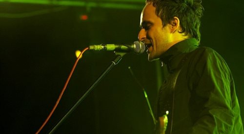 Artur Rojek podczas koncertu (maj 2006)
