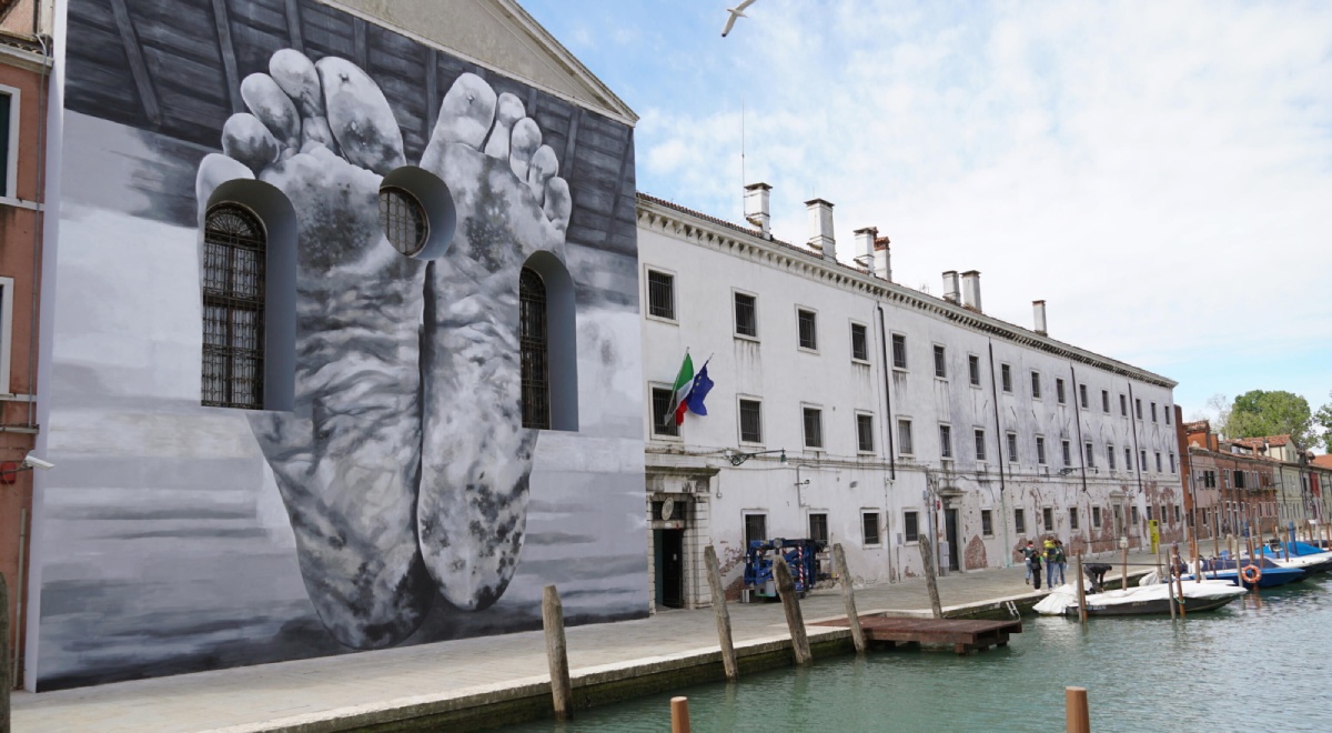 Praca Ojciec włoskiego artysty Maurizio Cattelana, przedstawiająca dwie bose stopy, jest wystawiona na zewnętrznej ścianie kościoła Santa Maria Maddalena delle Convertite w Wenecji. Praca jest częścią Pawilonu Stolica Apostolska