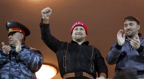 Prezydent Czeczenii Ramzan Kadyrow (w środku) podczas meczu piłki nożnej rozegranego między zespołami Terek (Grozny) i Luch (Władywostok). Grozny, 21.04.2008 r.