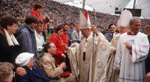 Papież Jan Paweł II pozdrawia niepełnosprawnych wiernych na Stadionie Olimpijskim w Monachium. Republika Federalna Niemiec, 30 kwietnia 1987