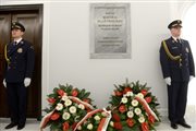 Kwiaty pod tablicą upamiętniającą marszałka Sejmu III kadencji Macieja Płażyńskiego, tragicznie zmarłego w katastrofie rządowego samolotu pod Smoleńskiem, złożone przez członków prezydiów Sejmu i Senatu