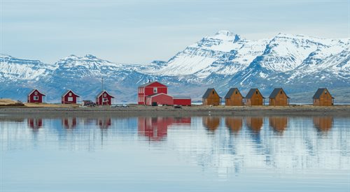Małe domki w Mjoeyri (Eskifjrur) we wschodniej Islandii (zdjęcie ilustracyjne)