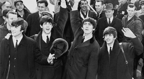 7 lutego 1964. Powitanie grupy The Beatles na lotnisku im. Johna F. Kennedyego w Nowym Jorku