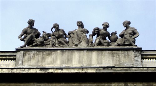 Wykonana w 1952 r. przez Kazimierza Bieńkowskiego rzeźba Sztuki Piękne na budynku MDM przy ul. Koszykowej w Warszawie