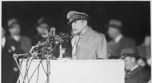 Gen. Douglas MacArthur, 1955 r.