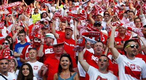Polscy kibice podczas meczu swojej drużyny przeciw reprezentacji Irlandii Północnej