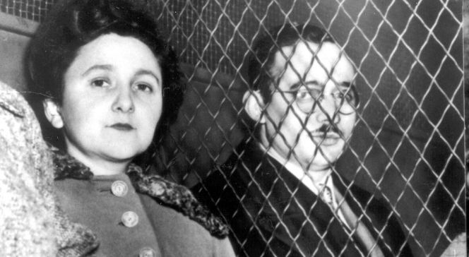 Julius i Ethel Rosenbergowie czekają na proces. Źródło: PAP/UPPA/Photoshot