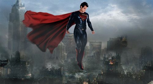 W nowej odsłonie przygód Supermana w tytułowej roli występuje Henry Cavill. Na ekranie partnerują mu m. in. Russell Crowe i Amy Adams