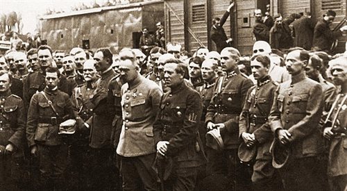 Józef Piłsudski i Symon Petlura otoczeni polskimi i ukraińskimi oficerami. Zdjęcie zostało zrobione 5 sierpnia 1920 roku w Stanisławowie (obecnie Iwano-Frankiwsk).