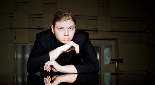 Denis Kożuchin urodził się w Niżnym Nowgorodzie (Rosja) w 1986 r. w rodzinie muzyków