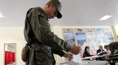 Żołnierze podczas głosowania przedterminowego w Mińsku