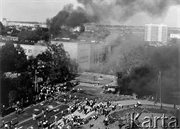 Płonący budynek KW PZPR i samochody podpalone przez demonstrantów. Radom, 25 czerwca 1976 