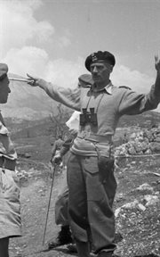 Gen. Władysław Anders przygląda się terenowi niedawnych walk. Mass Albaneta, Włochy, maj 1944