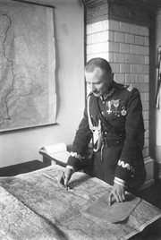 Gen. Marian Kukiel nad mapą (lata 1925-1926)