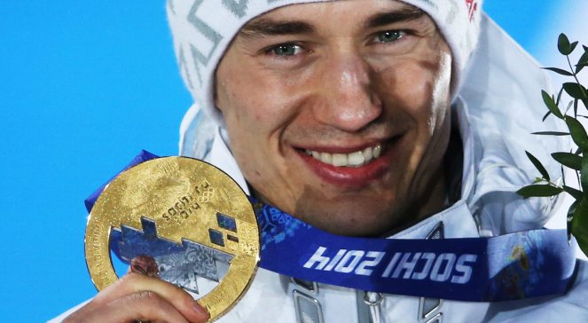 Kamil Stoch ze złotym medalem na podium podczas ceremonii dekoracji medalistów indywidualnego konkursu skoków na dużej skoczni w Soczi