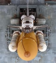 Przygotowania do misji STS-79. Atlantis na platformie startowej. Prom wyruszył 16.09.1996 - była to pierwsza misja, podczas której prom kosmiczny dokował na stacji Mir.