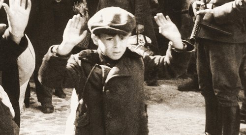 Żydowskie dziecko wśród aresztowanych w trakcie powstania w getcie warszawskim. Fotografia z Raportu Jrgena Stroopa z maja 1943