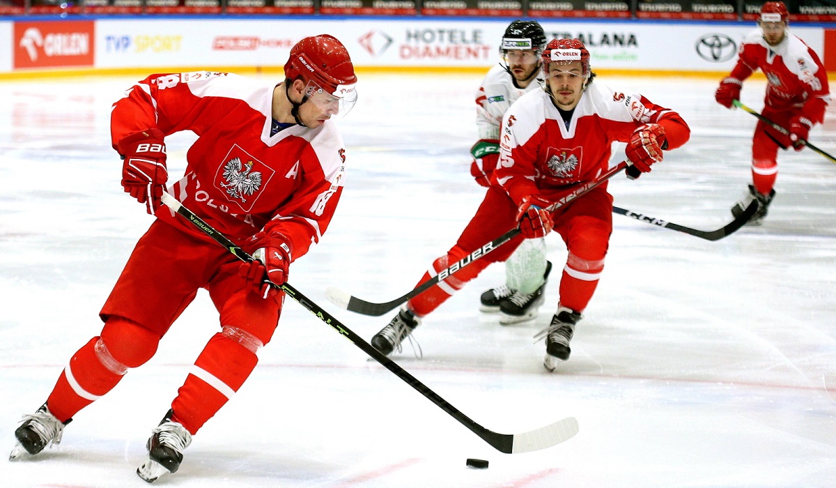 Poland have secured promotion to the top tier of men's ice hockey after a hiatus of more than two decades.